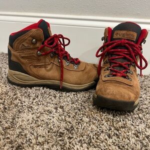 Women’s Columbia hiking boots size 8